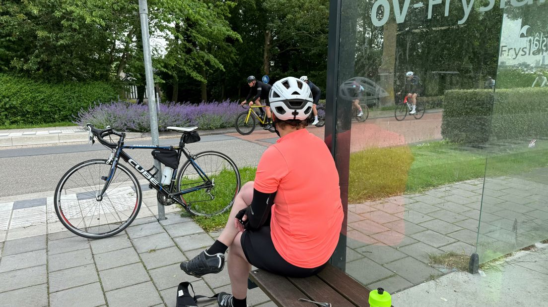 Frou mei lekke bân wachtet op de servicebus yn Marsum