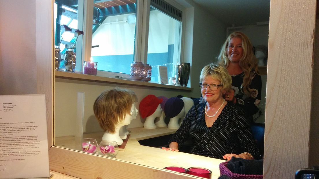 In het Toon Hermans Huis in Arnhem opent vandaag een bijzondere ruimte voor kankerpatienten die kaal zijn of worden. Hair4Her is een initiatief van Esther Hogeweg.