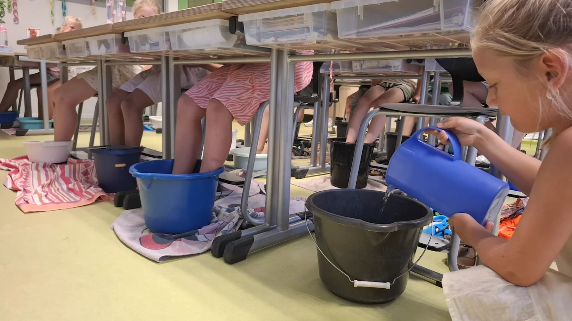 De kinderen van groep 4 hebben een mooie manier gevonden om af te koelen