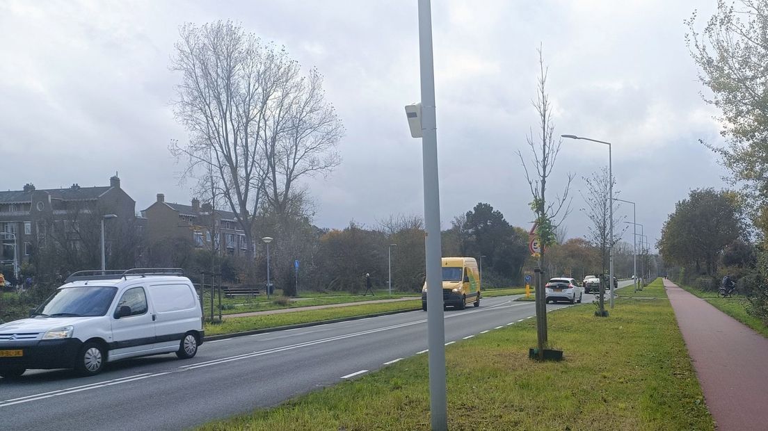 De autoweg op de Machiel Vrijenhoeklaan (links), de paal met het kastje en het fietspad (rechts)