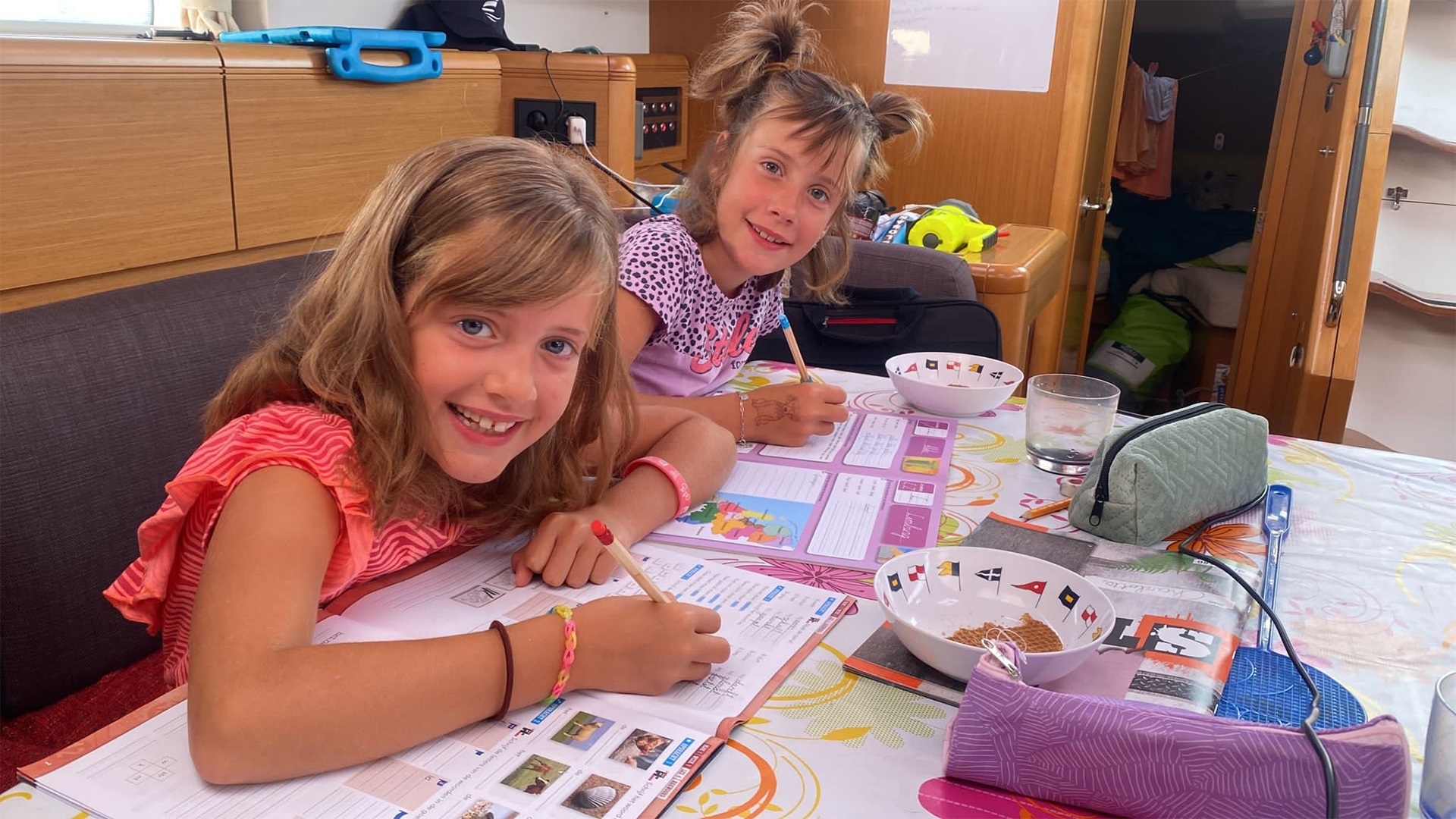 Marjolein (l) en Charlotte (rj) 'op skoalle' yn 'e kajút
