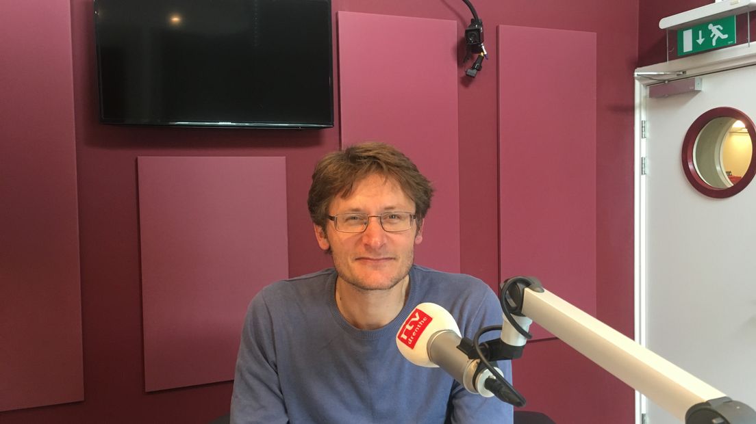 Schrijver Igor Wijnker in de radiostudio (Rechten: RTV Drenthe / Sophie Timmer)