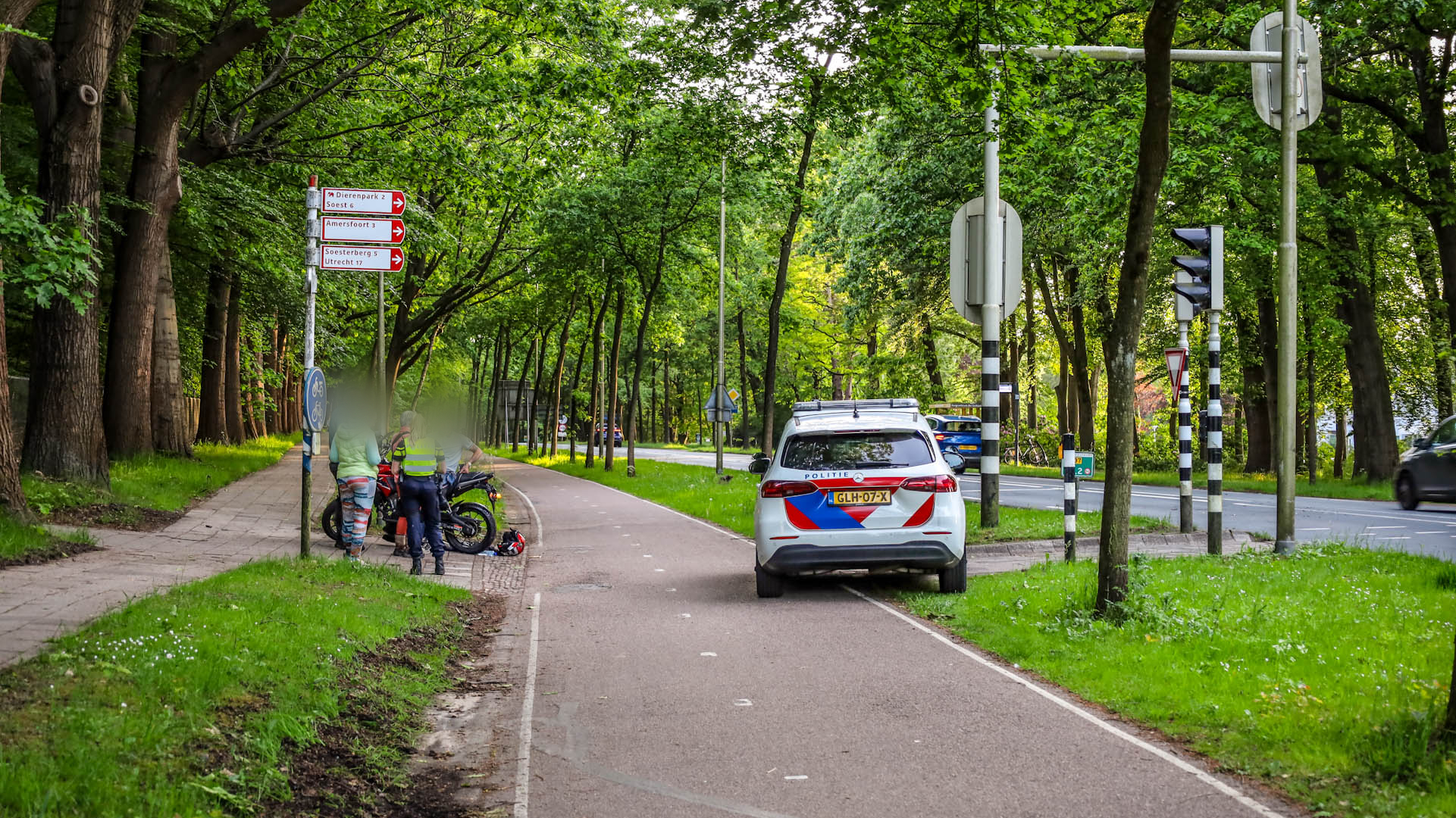 Auto en motor botsen in Amersfoort