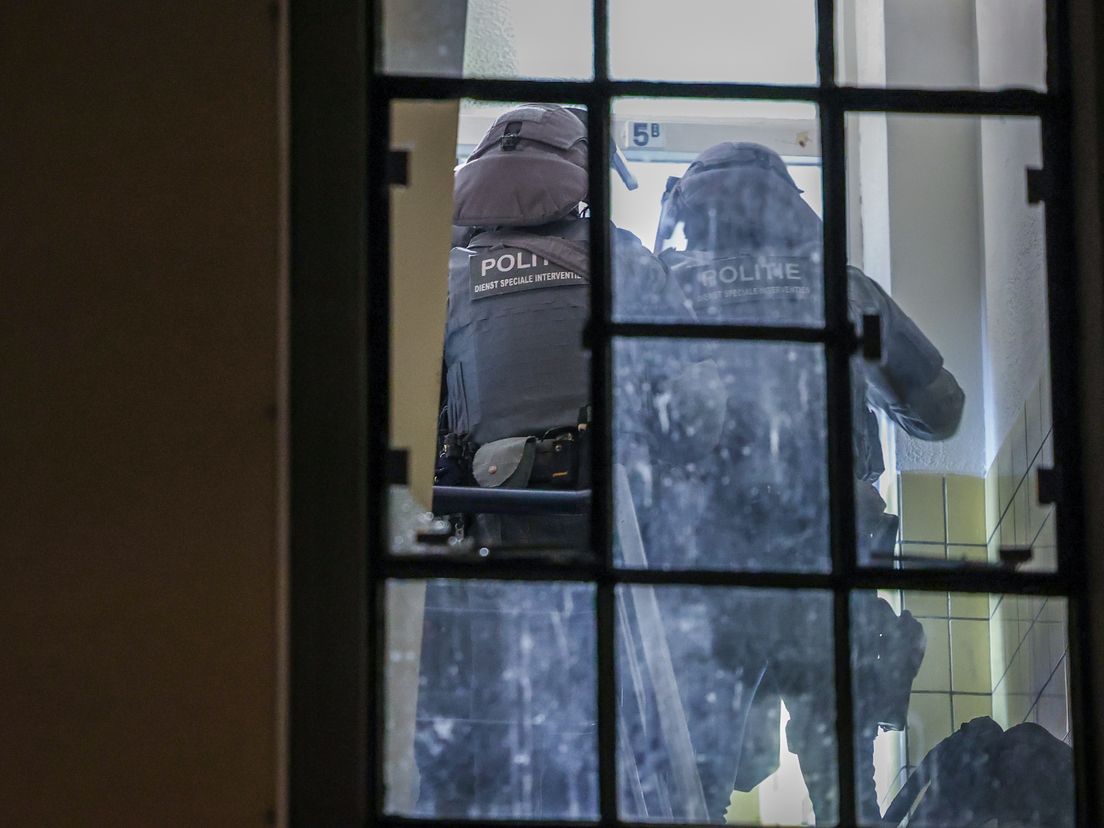 Het arrestatieteam viel de woning binnen vanwege een Amsterdams onderzoek.