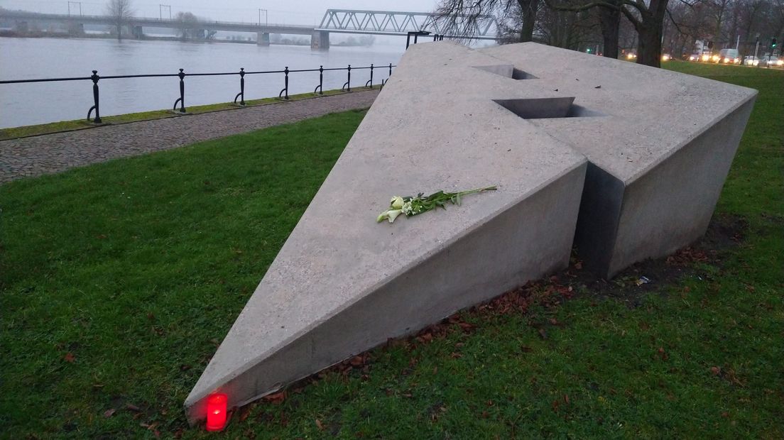 Bloemen op het monument voor Etty Hillesum in Deventer