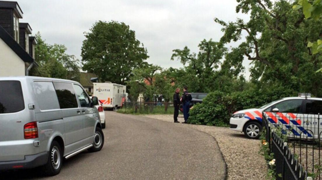 Er is vrijdagmorgen een dode vrouw gevonden in een woning aan de Lingedijk in Tricht.
