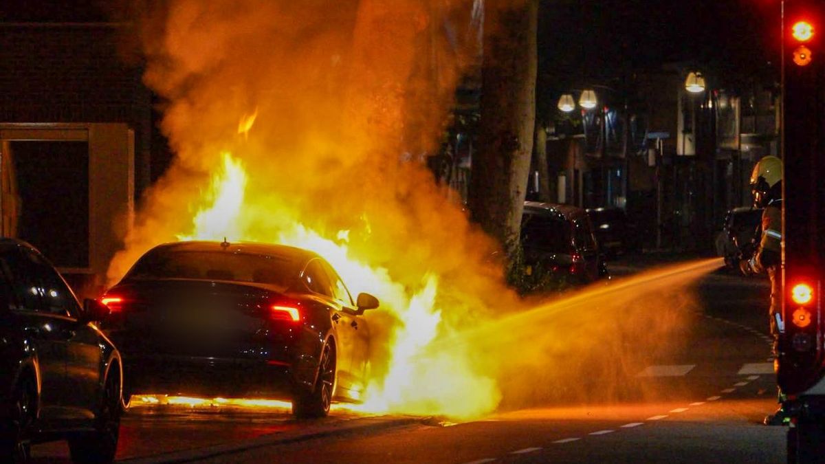 112 Nieuws: Politie onderzoekt autobrand in Almelo