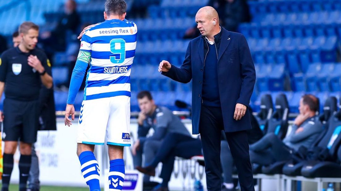 Roelofsen twee jaar geleden als assistent-coach in gesprek met Ralf Seuntjens