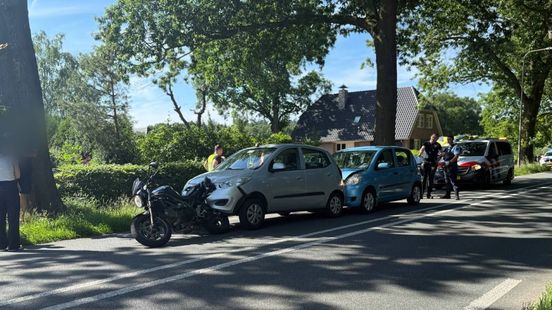 Motor botst met twee auto’s