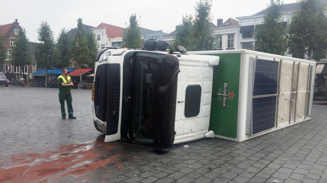 Chauffeur Van Zundert naast zijn gekantelde vrachtwagen vol bier