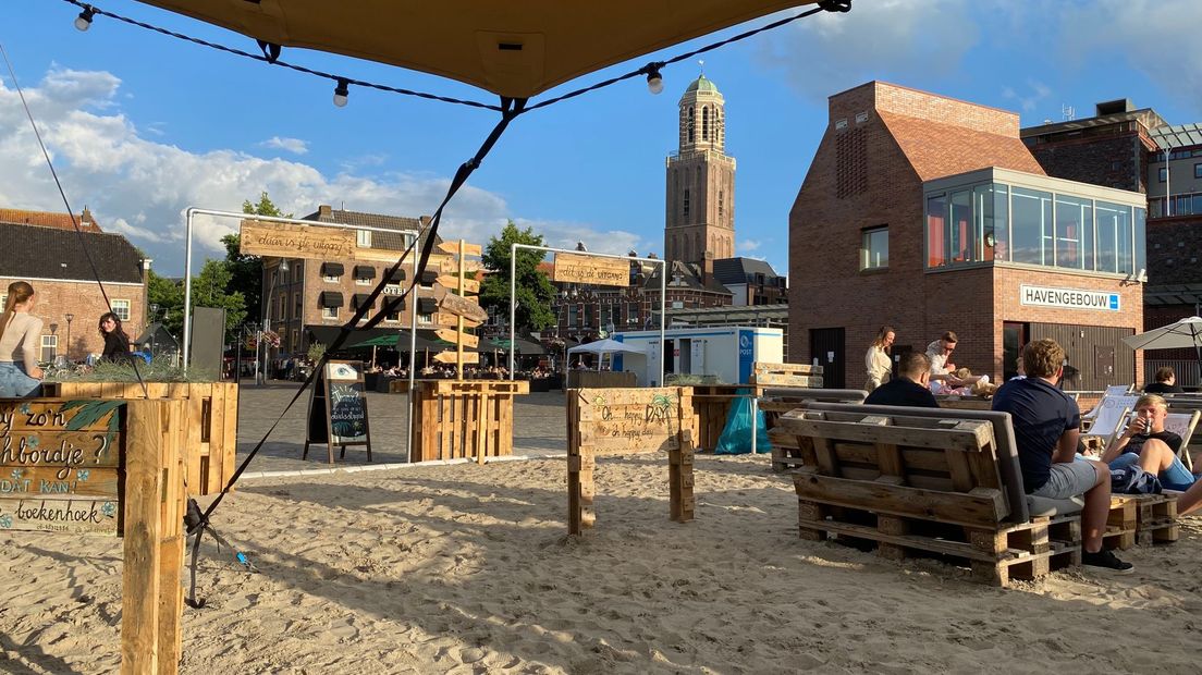 Het terras van het Stadsstrand in Zwolle een jaar geleden.