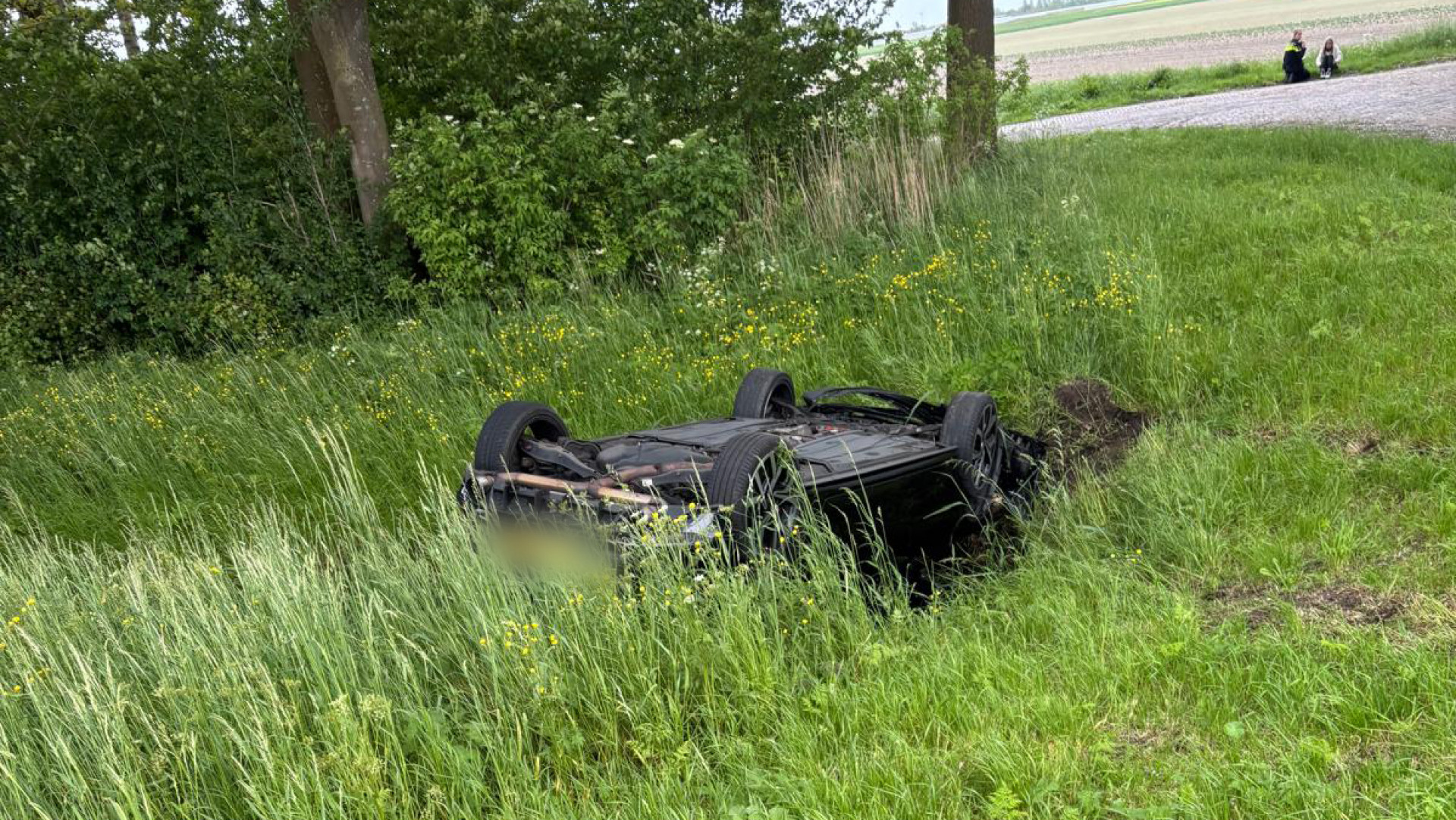 Bestelauto belandt in sloot bij ongeval.