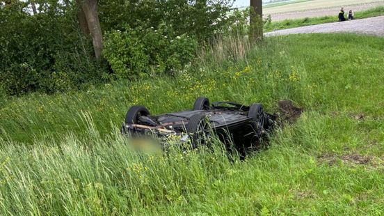 Bestelauto belandt in sloot bij ongeval. Bestelauto belandt in sloot bij ongeval.