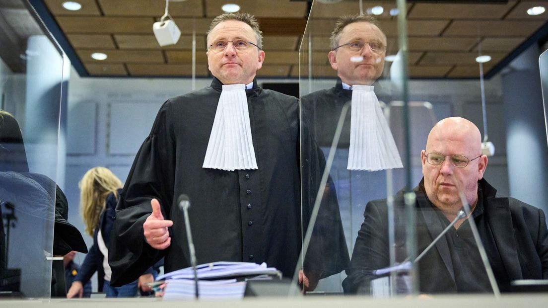Advocaat Bart Maes (l) tijdens de zitting in de rechtbank