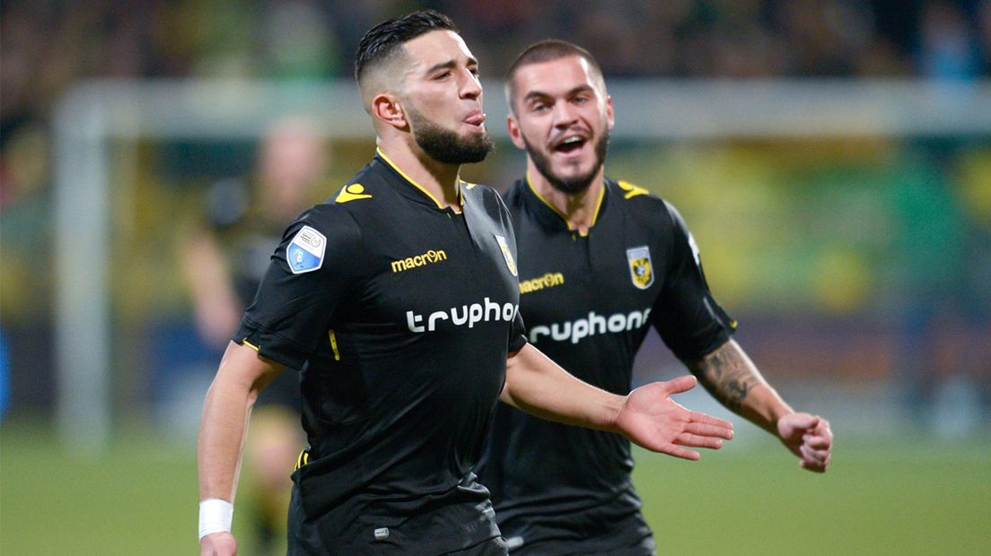 Vitesse-speler Adnane Tighadouini viert een goal 