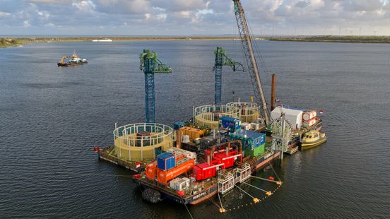 Kleurrijk ponton in Veerse Meer klaar voor aanleg hoogspanningskabels Nieuws