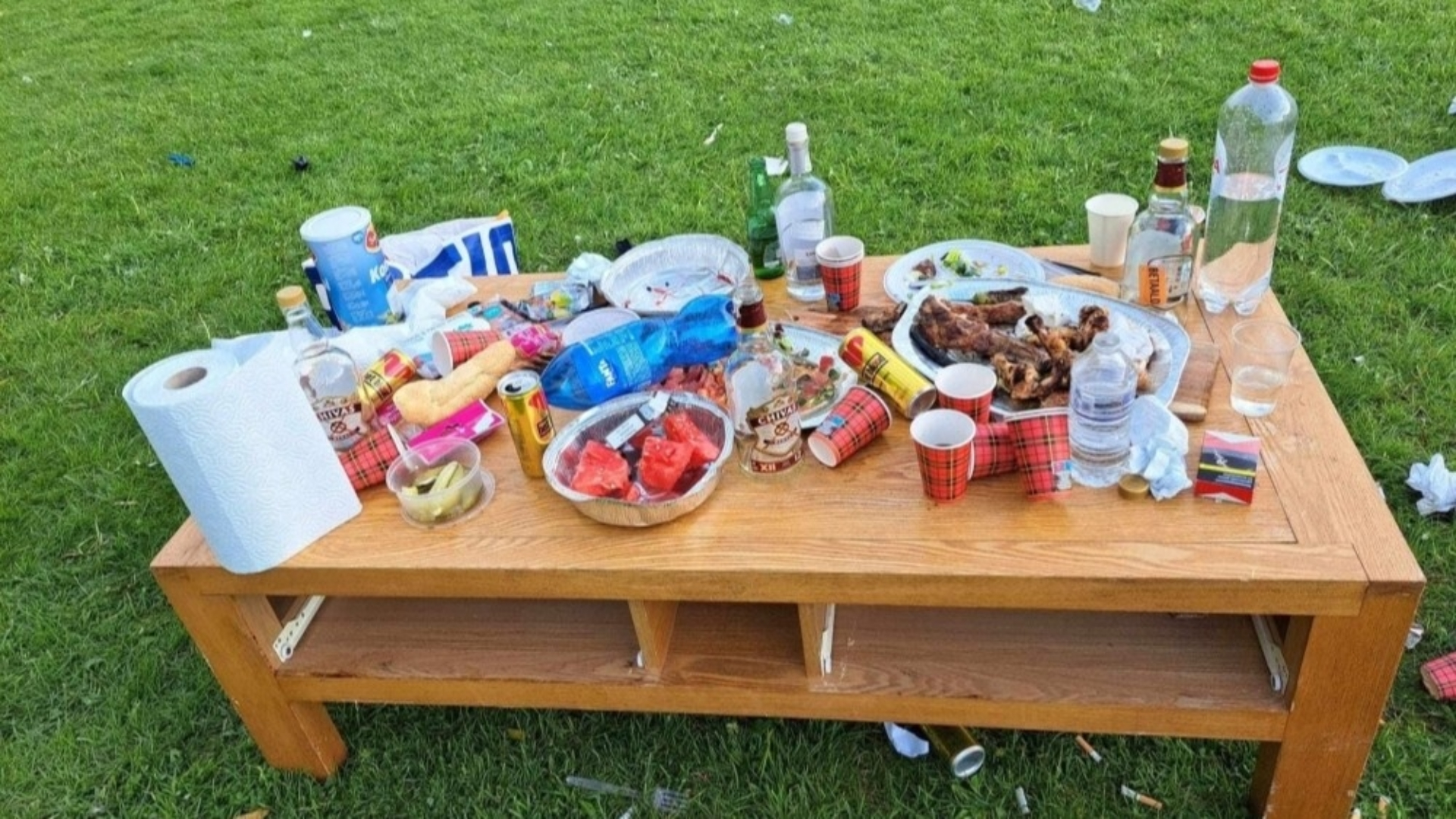 Bewoners Maarsboulevard maakten in 2024 deze foto van barbecue-rotzooi.