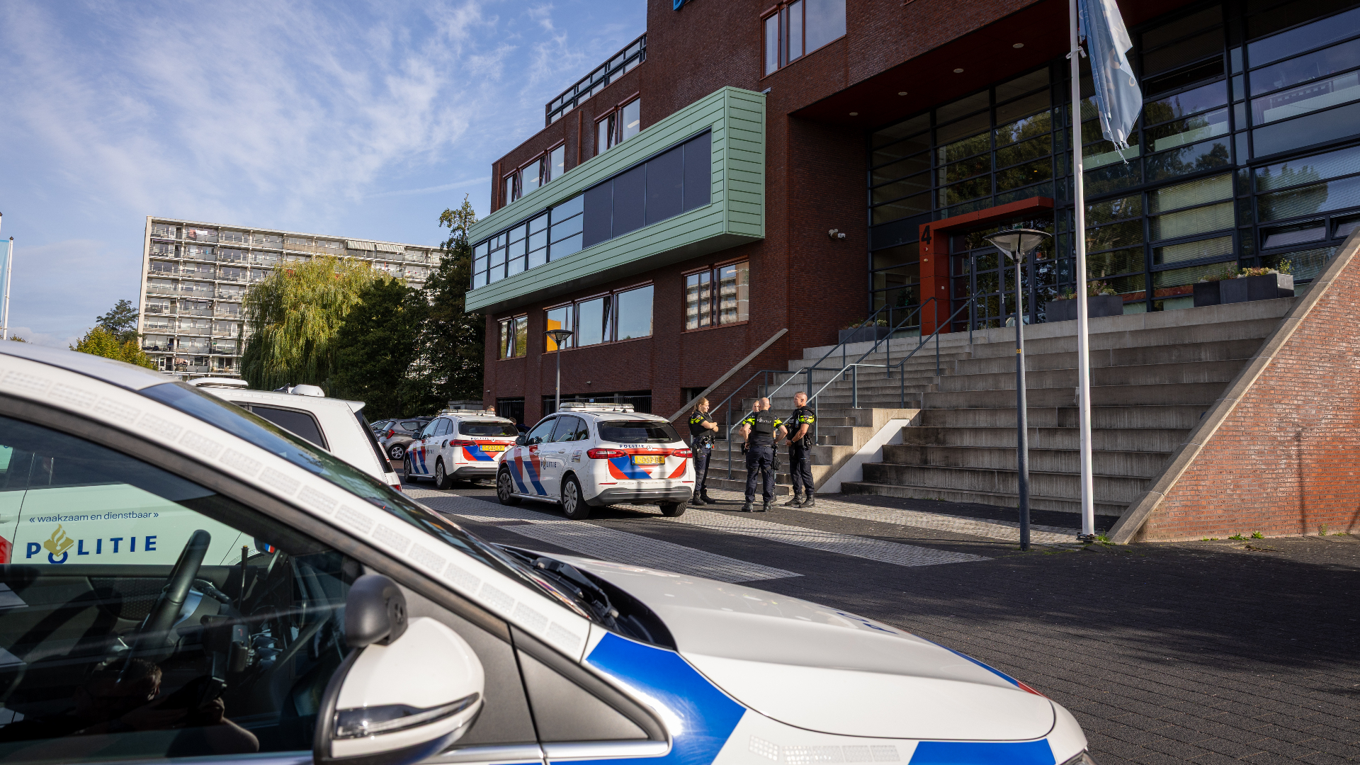 Agenten stonden voor de school in Vlaardingen-Holy.