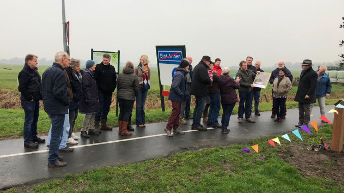 Diverse inwoners van Sint-Annen kwamen een kijkje nemen bij het planten van de eik.