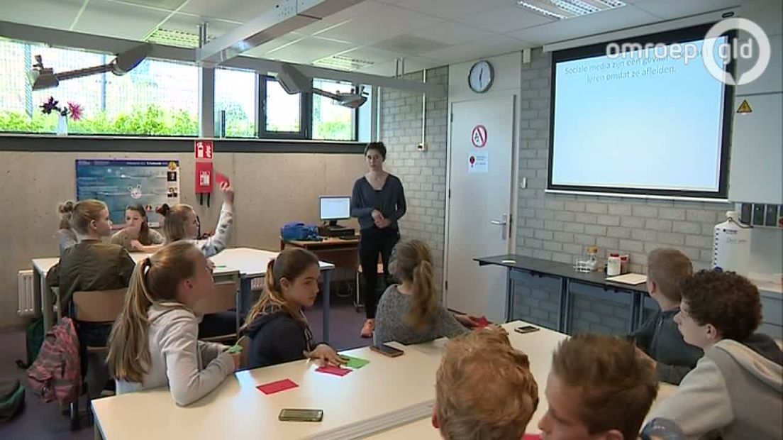 De 17-jarige Sophie Rademaker zit op het Montessori College in Arnhem. Ze gaat andere leerlingen nu vertellen hoe je moet omgaan met vervelende dingen op sociale media. In Arnhem belandden beelden van een grote vechtpartij op het internet. Sindsdien is er op het Montessori College extra aandacht voor het gedrag van leerlingen op social media.
