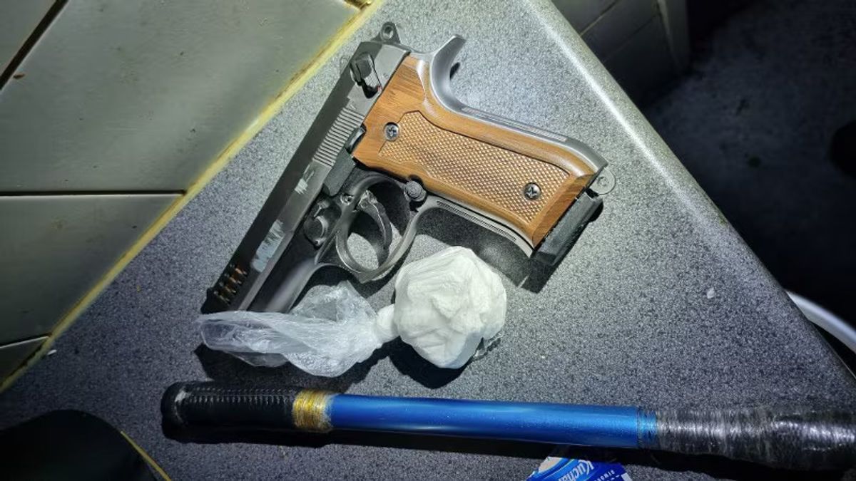 Agenten vinden man die nog twee jaar moet zitten verstopt onder bed