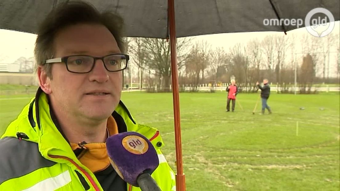 De voetbalclubs VV Echteld en VV Uchta worden opgezadeld met duizenden euro's aan kosten, door de vernielingen aan de voetbalvelden. 'Met de kosten voor de reparatie van het veld en het mislopen van wedstrijdinkomsten bij het eerste elftal, loopt de schade op tot duizenden euro's', zegt VV Echteld voorzitter Martin van Manen. 'Voor een kleine club als die van ons is dat bijna niet op te brengen.'