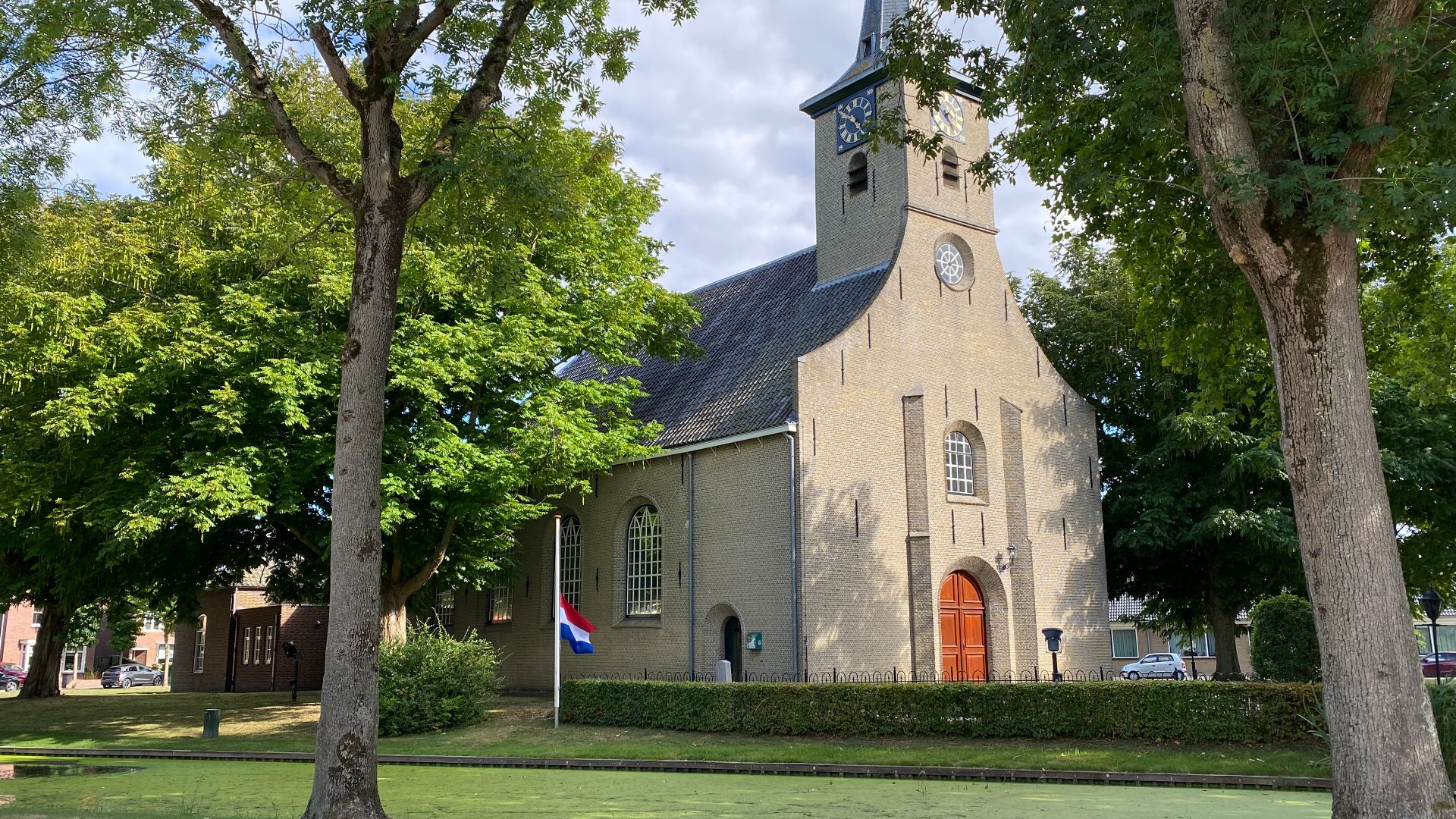 De vlag hangt halfstok bij de Hervormde kerk in Nieuw-Beijerland.