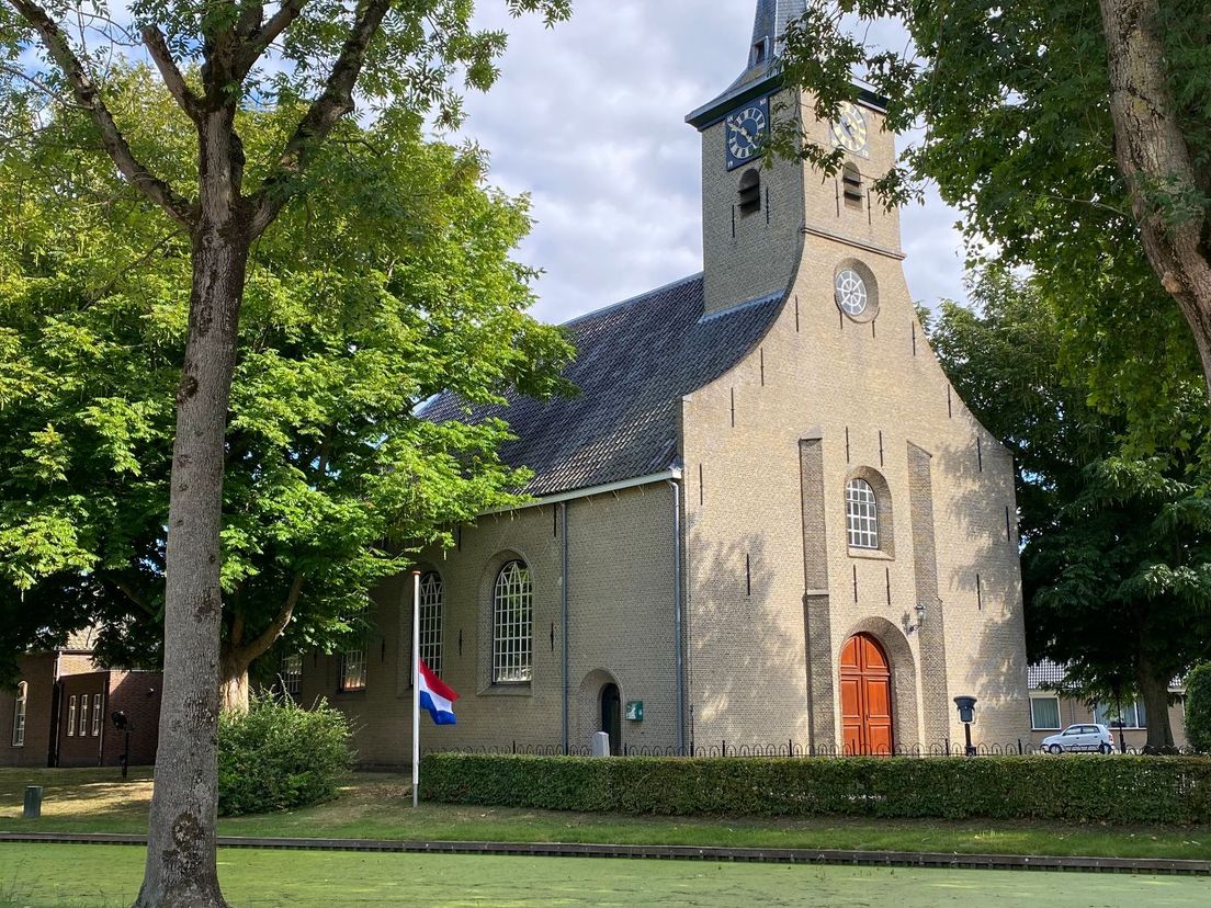 De vlag hangt halfstok bij de Hervormde kerk in Nieuw-Beijerland.