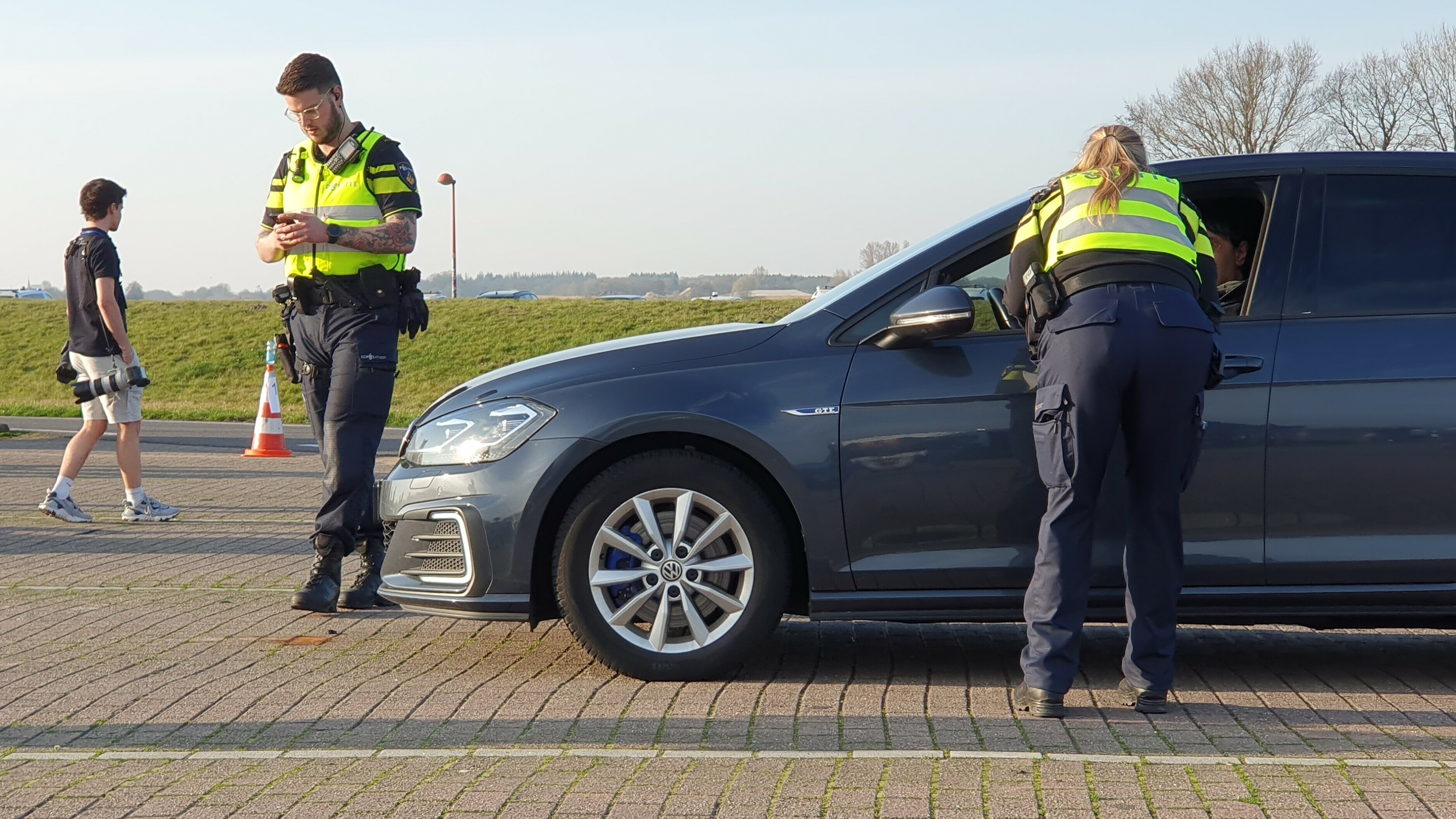 Sa'n trijehûndert auto's waarden tongersdei nei it parkearplak laat