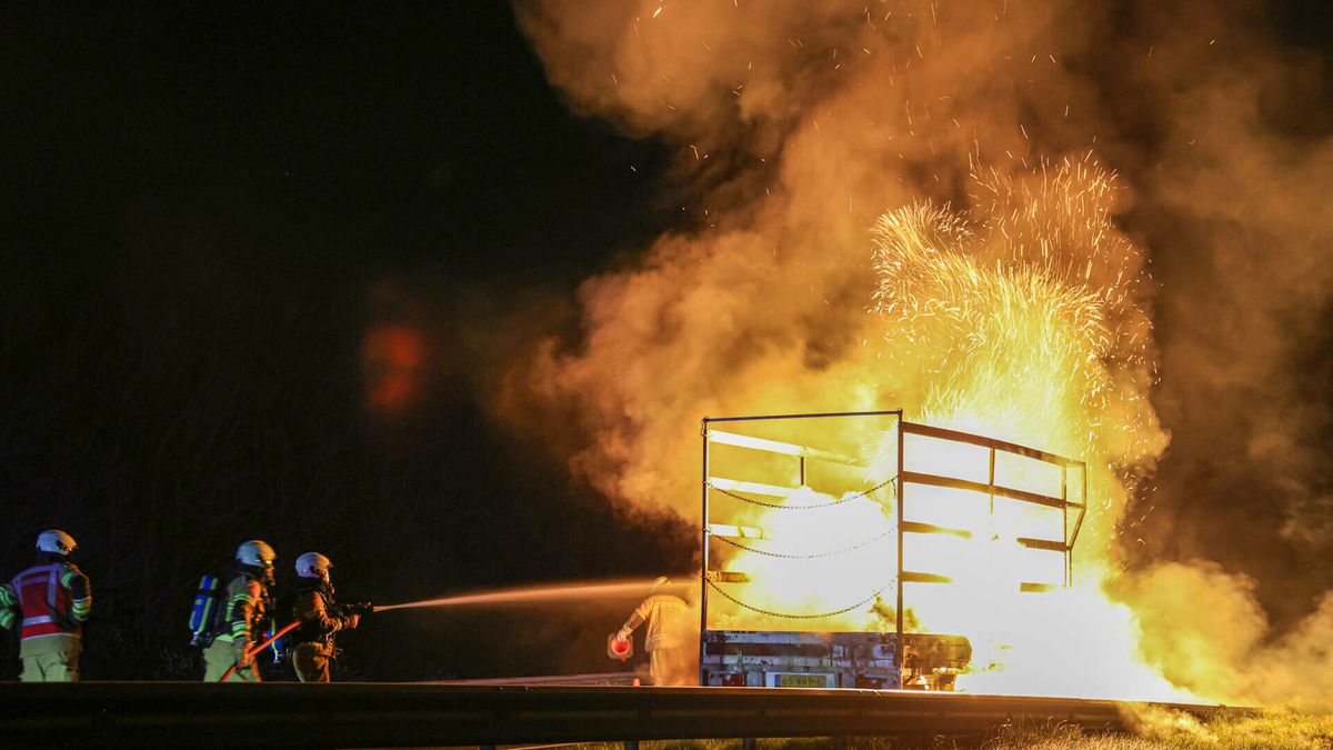 Aanhanger brandt uit op snelweg bij Beilen
