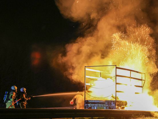 Aanhanger brandt uit op snelweg bij Beilen