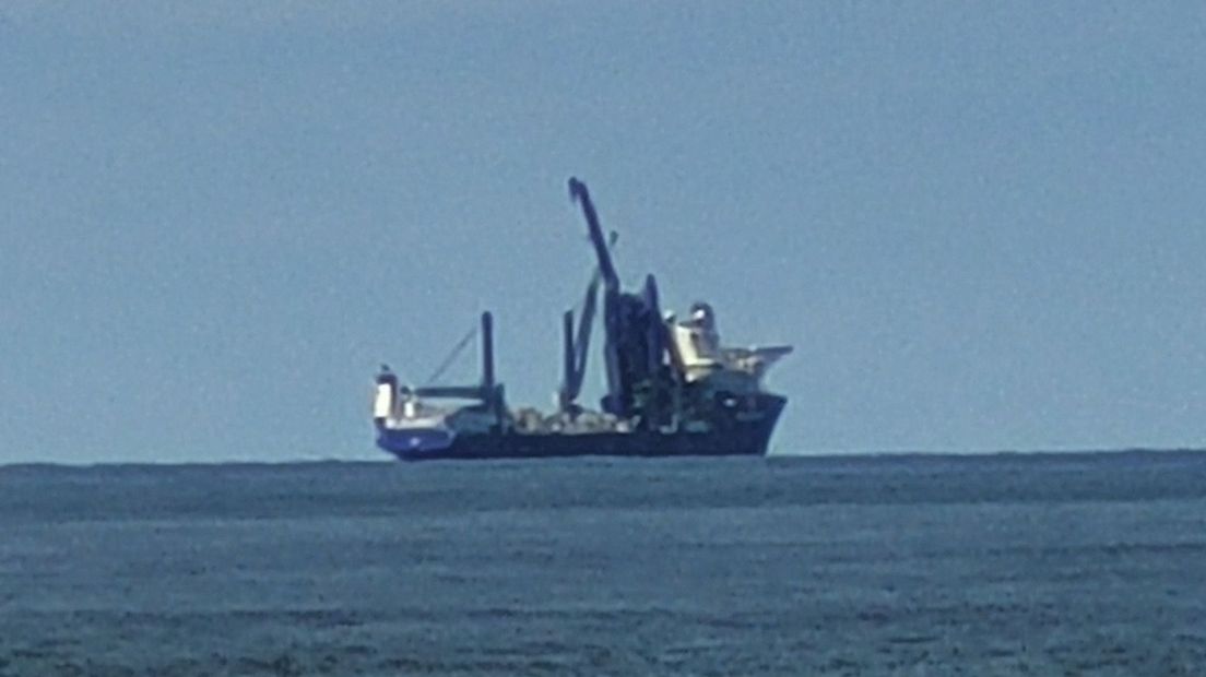 Wat is dit toch voor schip dat al dagen voor de Haagse kust ligt?