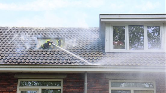 Brand op zolder bij huis door bladeren in dakgoot | Scooterrijder gewond na botsing met bedrijfsbusje. Brand op zolder bij huis door bladeren in dakgoot | Scooterrijder gewond na botsing met bedrijfsbusje.