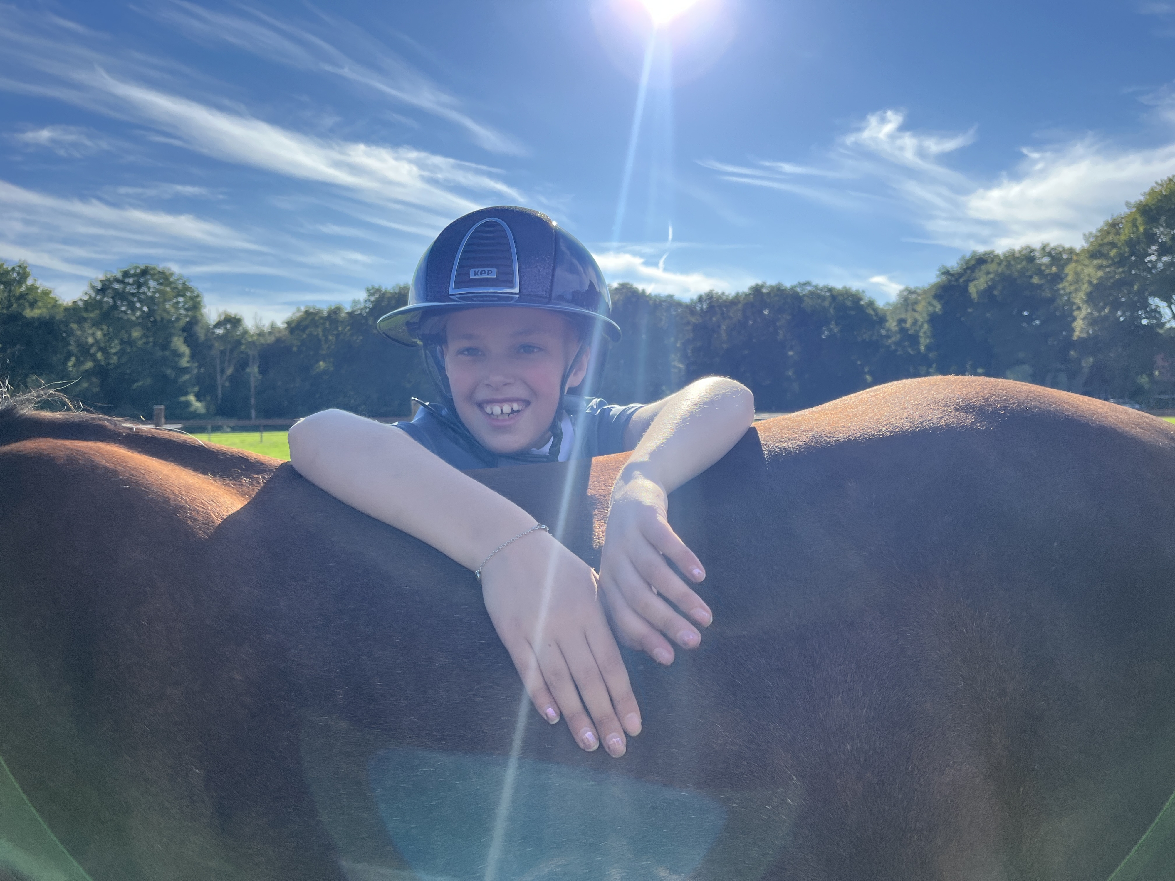 Nina Hamming (9) was ernstig ziek, maar paardrijden bracht haar verlichting. Nu is ze Nederlands Kampioen.