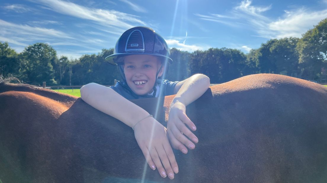 Nina Hamming (9) was ernstig ziek, maar paardrijden bracht haar verlichting. Nu is ze Nederlands Kampioen.