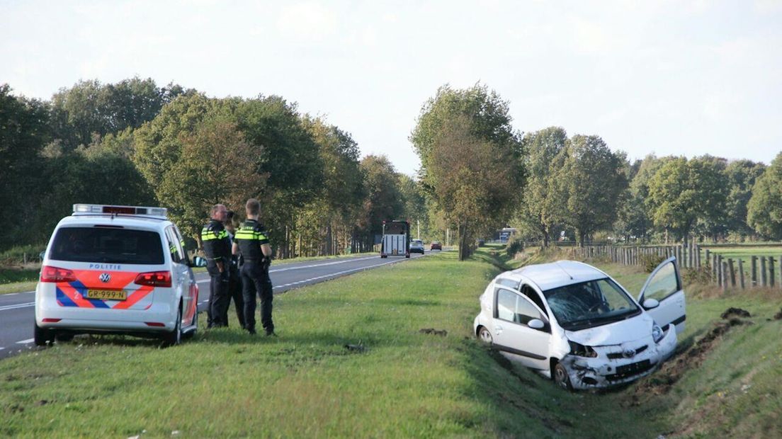 Auto belandt in sloot bij Holten