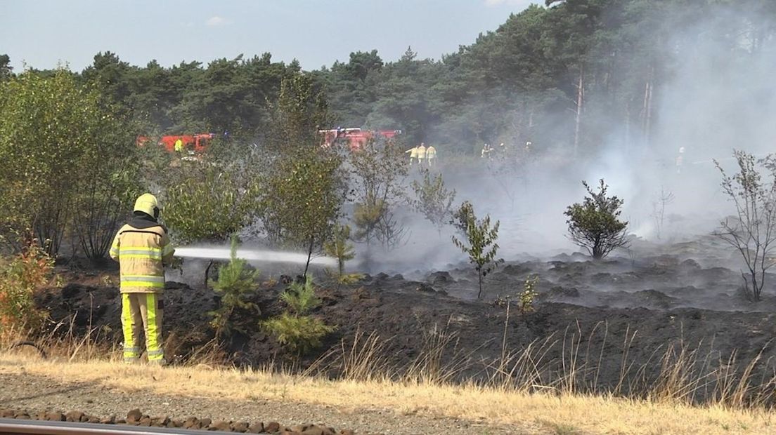 Brandweer zet vol in om verder uitbreiden bosbrand te voorkomen