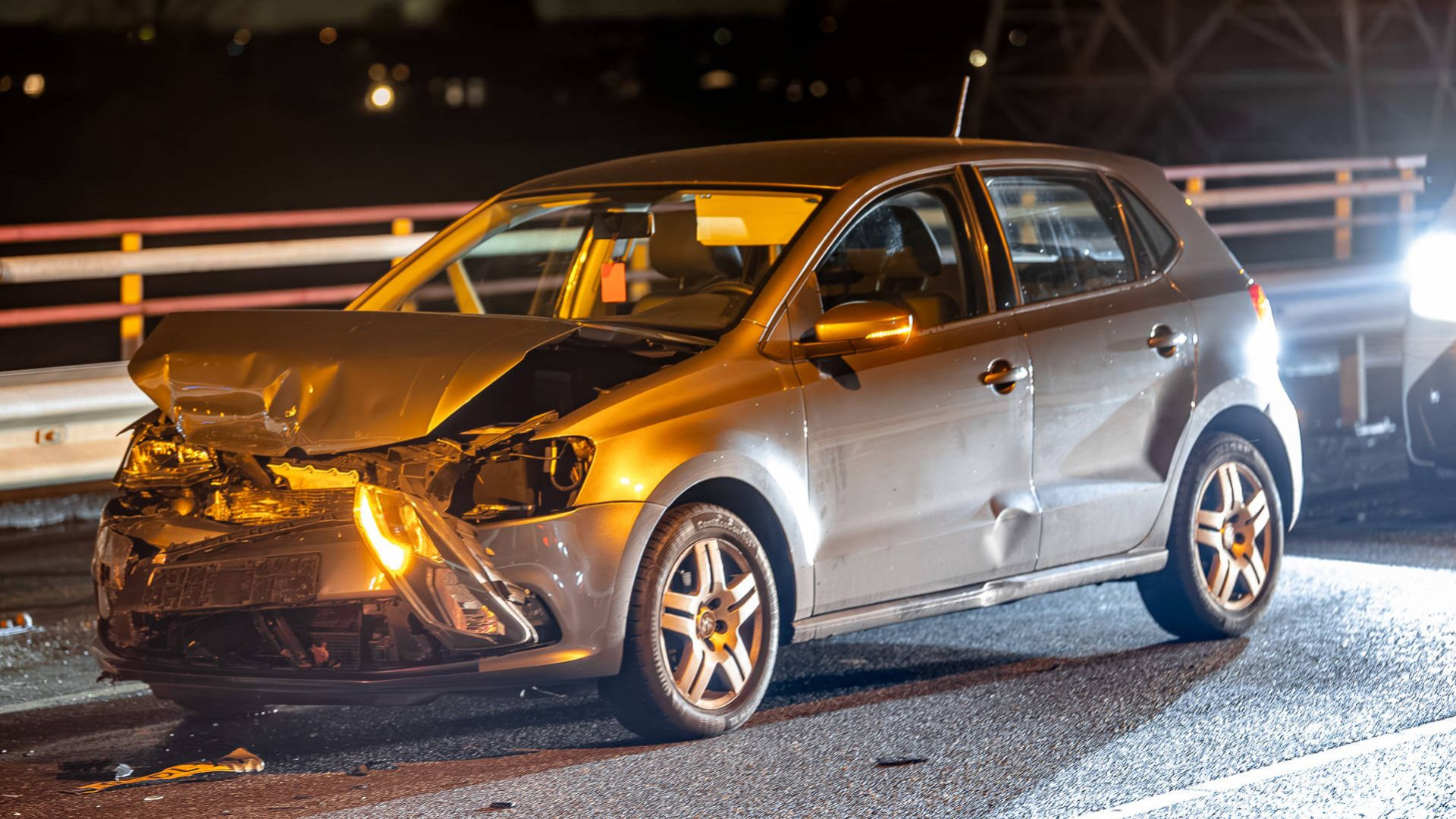 Drie auto's knallen tegen elkaar