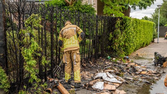 Papiercontainers en haag in brand, politie vermoedt opzet