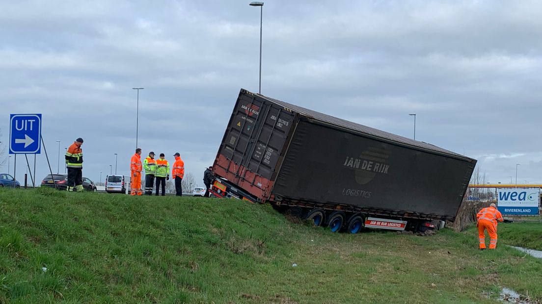 Een vrachtwagen is maandagmorgen van de weg geraakt en in een greppel beland langs de A2 bij het benzinestation De Lucht ter hoogte van Bruchem. Daardoor is de afrit Zaltbommel in de richting Utrecht dicht tot aan het begin van de middag. Ook is het tankstation niet bereikbaar.