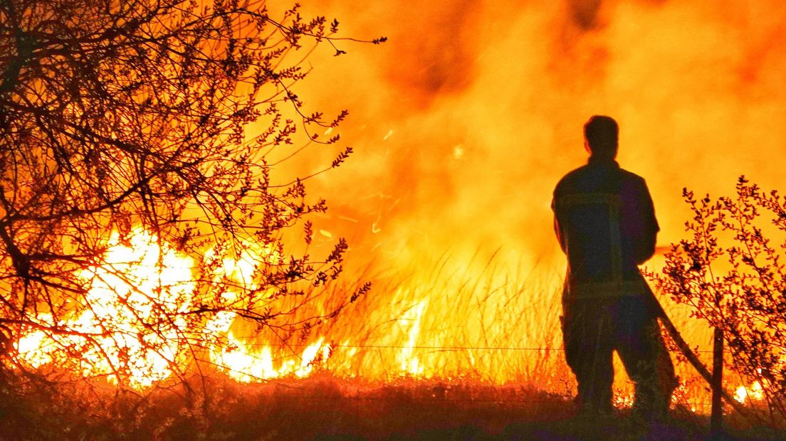 Een brandweerman bestrijdt het vuur
