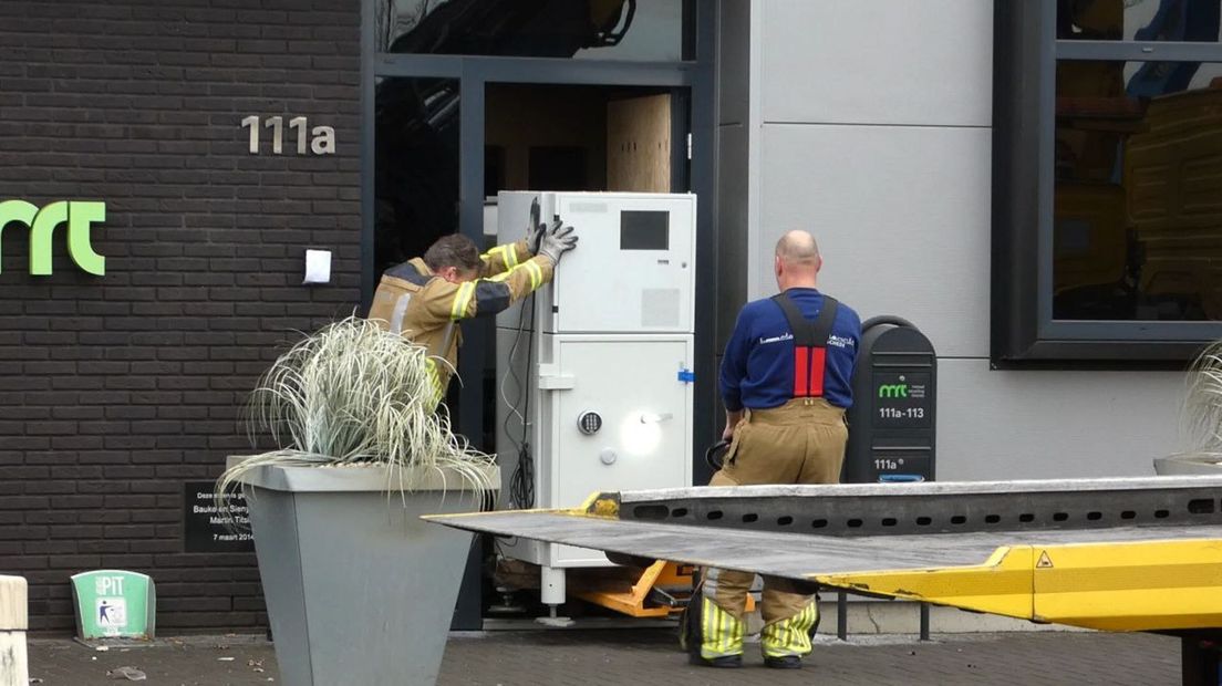 Een kluis uit het recyclebedrijf wordt in beslag genomen