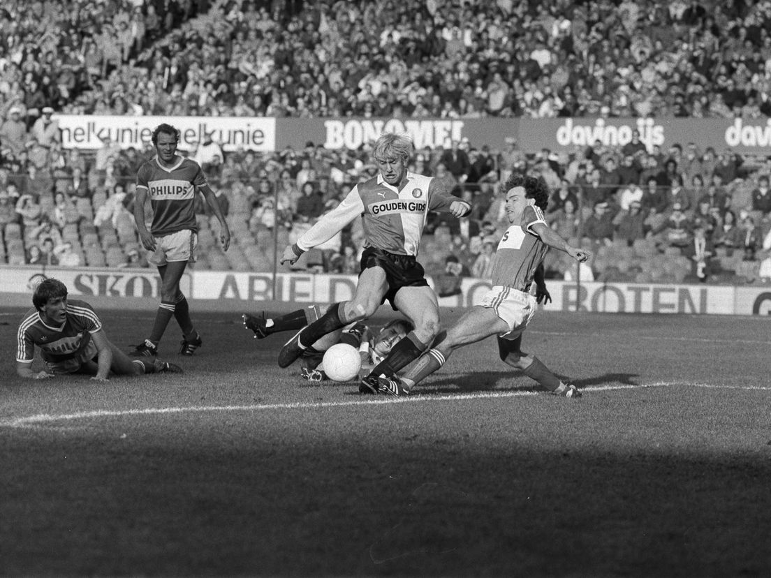 Andre Hoekstra in 1983 in actie voor Feyenoord tegen PSV