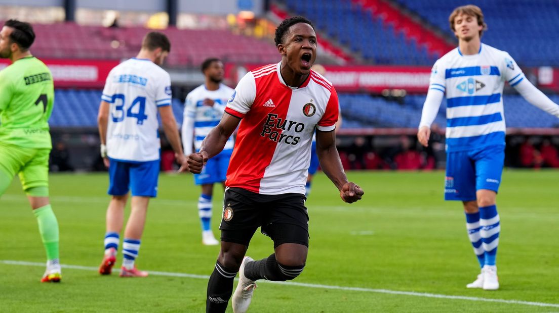 Luis Sinisterra loopt juichend weg nadat hij Feyenoord op 2-0 heeft gezet tegen PEC Zwolle