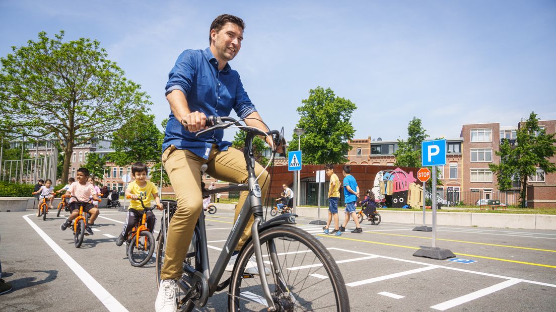 Wethouder Robert van Asten oefent op verkeersparcours