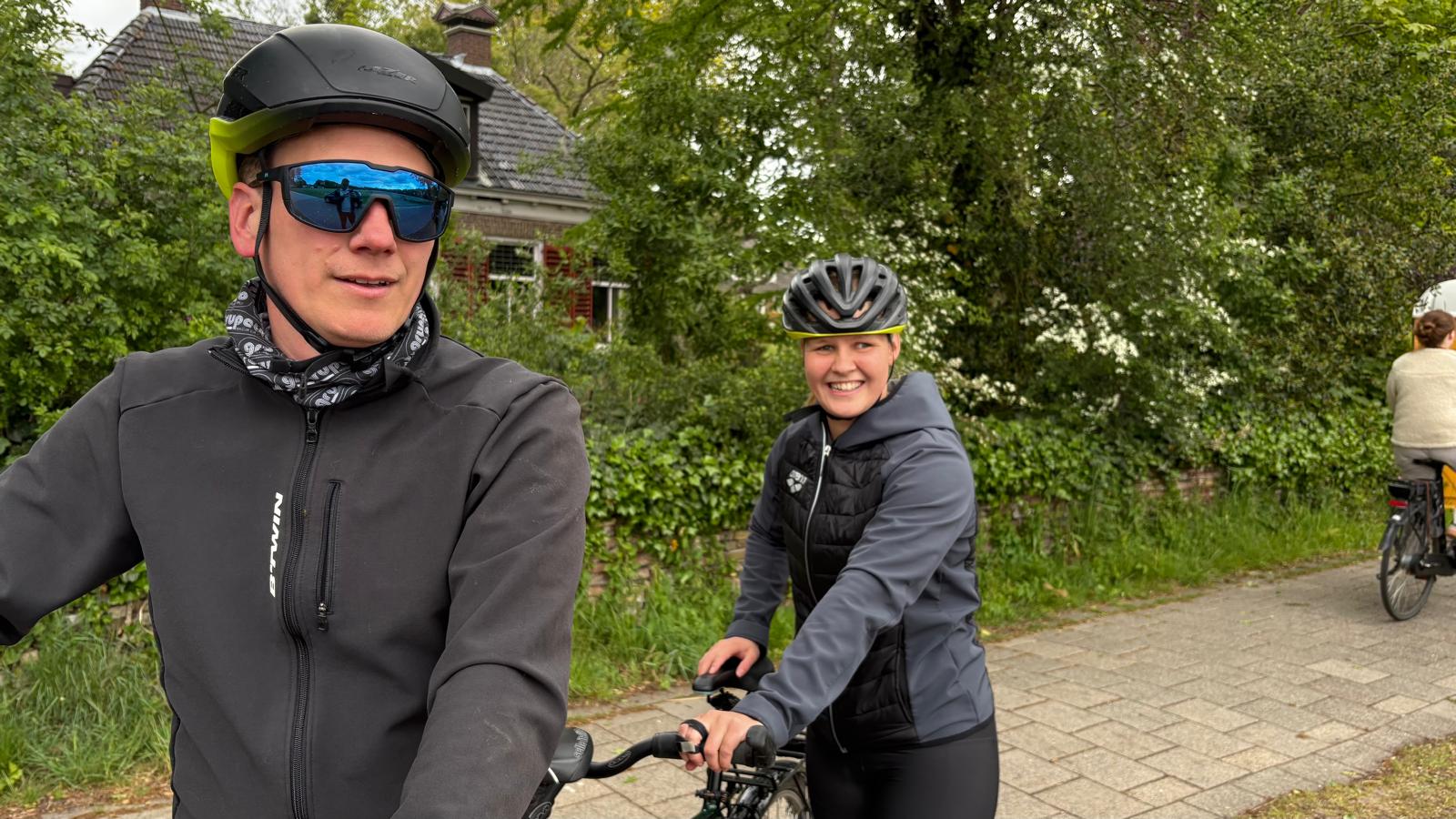 Liesette Bruinsma (rjochts) mei har piloat Ulbe Geart de Boer