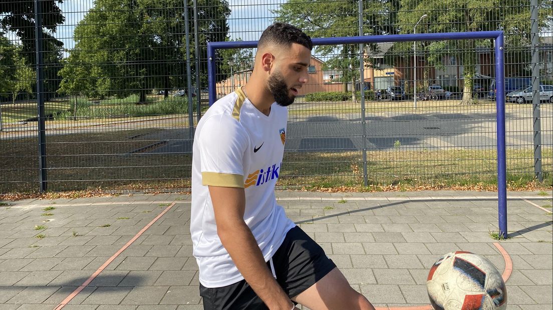 Ümran Zambak in de voetbalkooi in Almelo