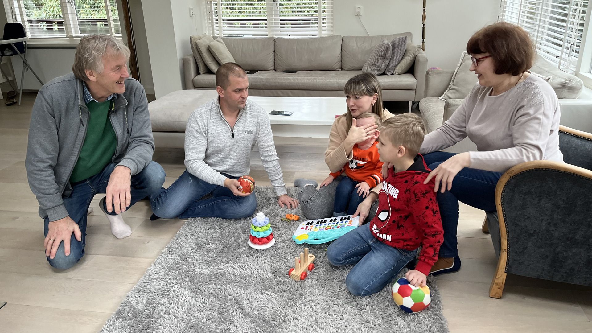 Popke Akkerman (links) met een gezin uit Oekraïne