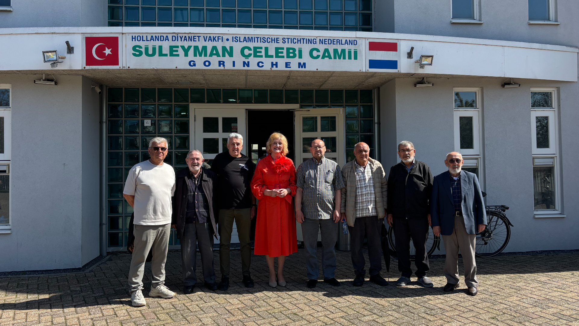 Na afloop poseren de burgemeester en gesprekspartners voor de moskee