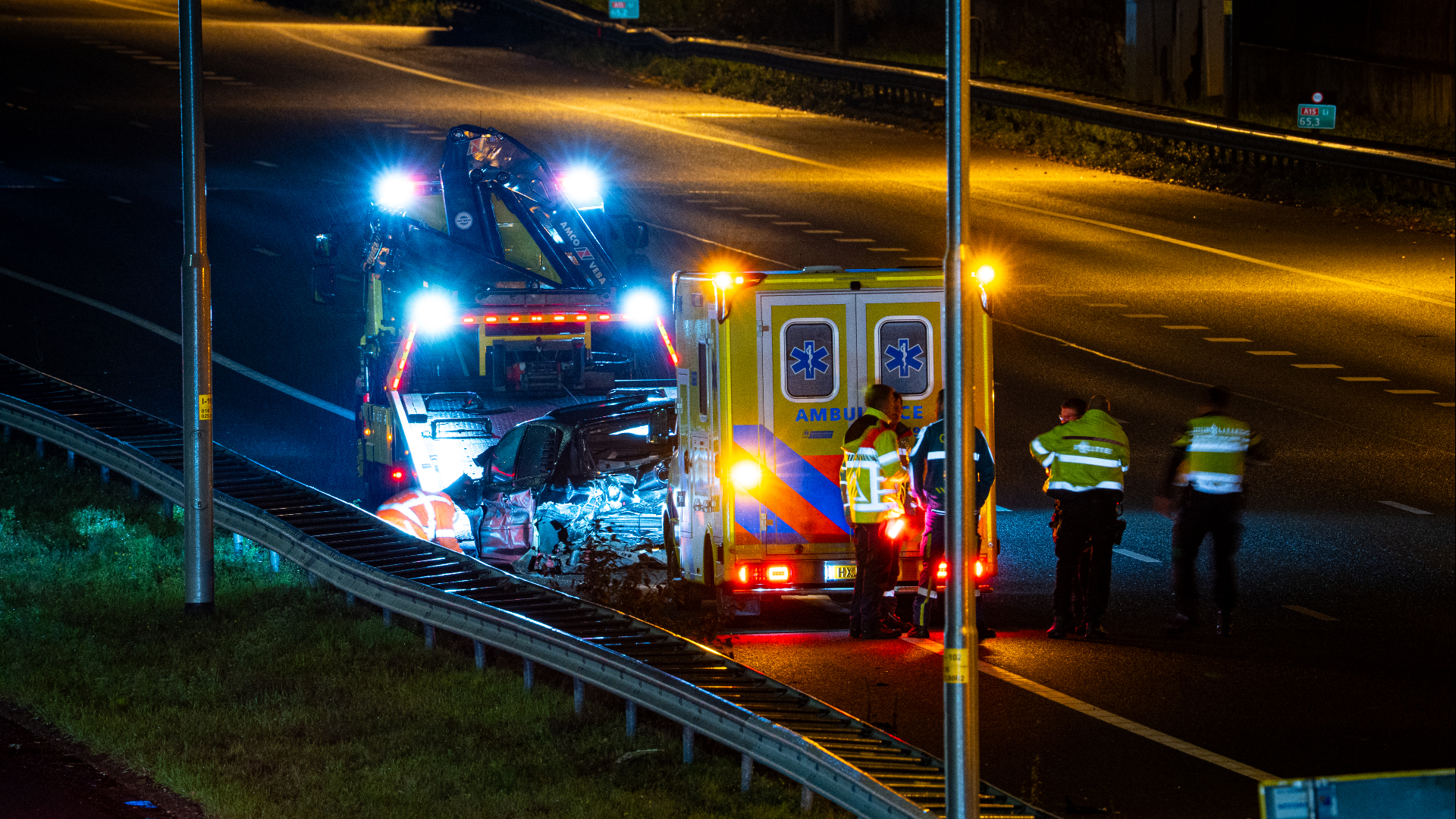 De bestuurder en de bijrijder werden nagekeken door het ambulancepersoneel, maar alleen de bestuurder moest met onbekende verwondingen naar het ziekenhuis.